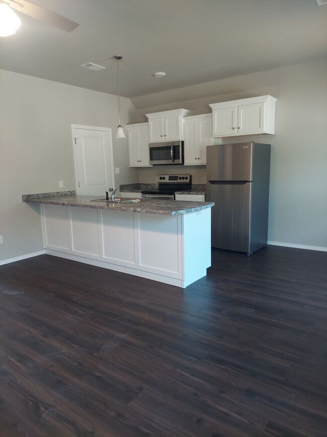 Building Photo - Beautiful 3 Bedroom Townhome in Alma!! *Move in Special*