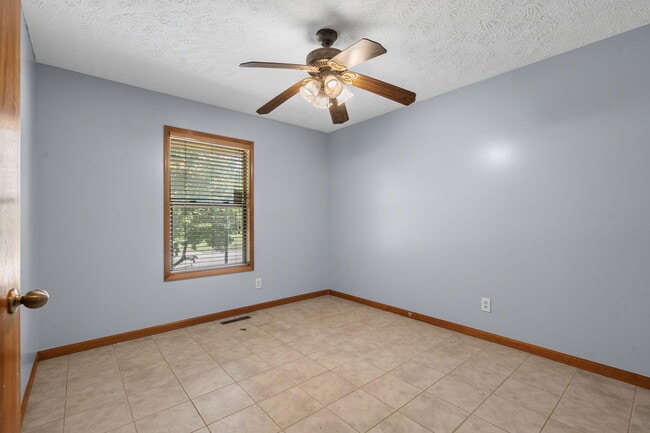 Building Photo - 303 S Suburban Ave