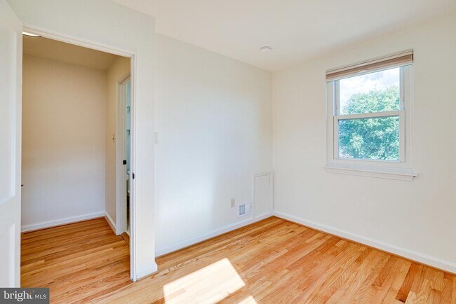 Building Photo - 5513 Chillum Pl NE