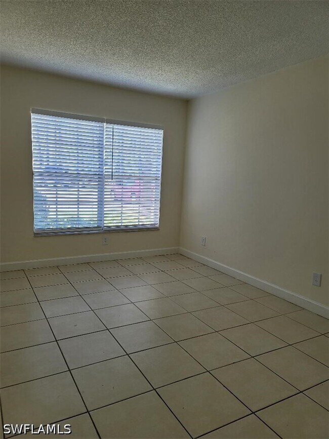 Building Photo - 190 Santa Clara Dr