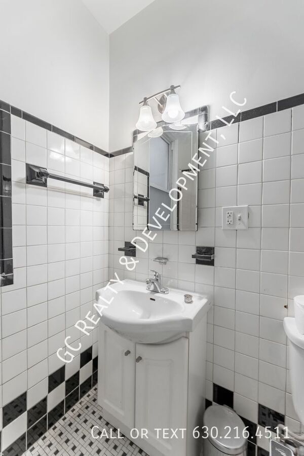 Building Photo - ***MOVE IN SPECIAL - 2 WEEKS FREE RENT / 3...