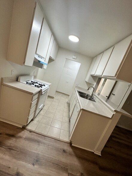 Building Photo - 7040 Haskell Ave