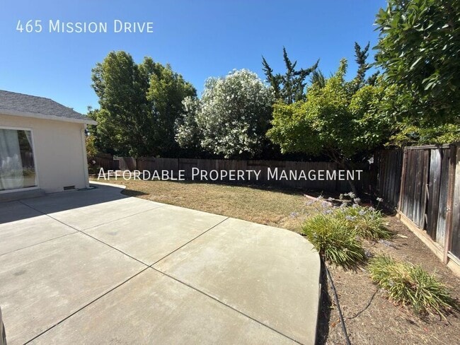 Building Photo - 465 Mission Dr