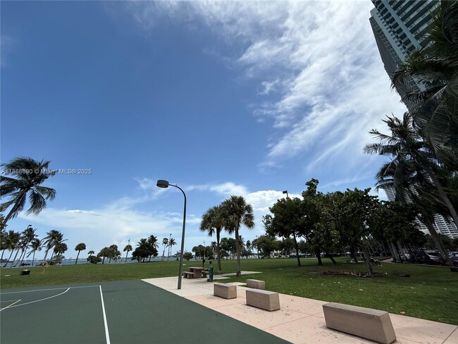 Building Photo - 2000 N Bayshore Dr