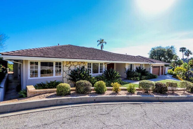Building Photo - Gorgeous 3 bed 2.5 bath home with stunning Ocean Views and lots of natural light, in the highly s...