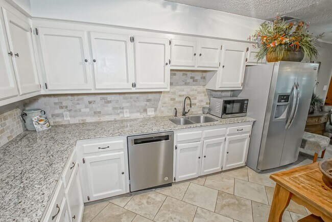 Building Photo - Well maintained 4 Bed home near Woman's Hospital