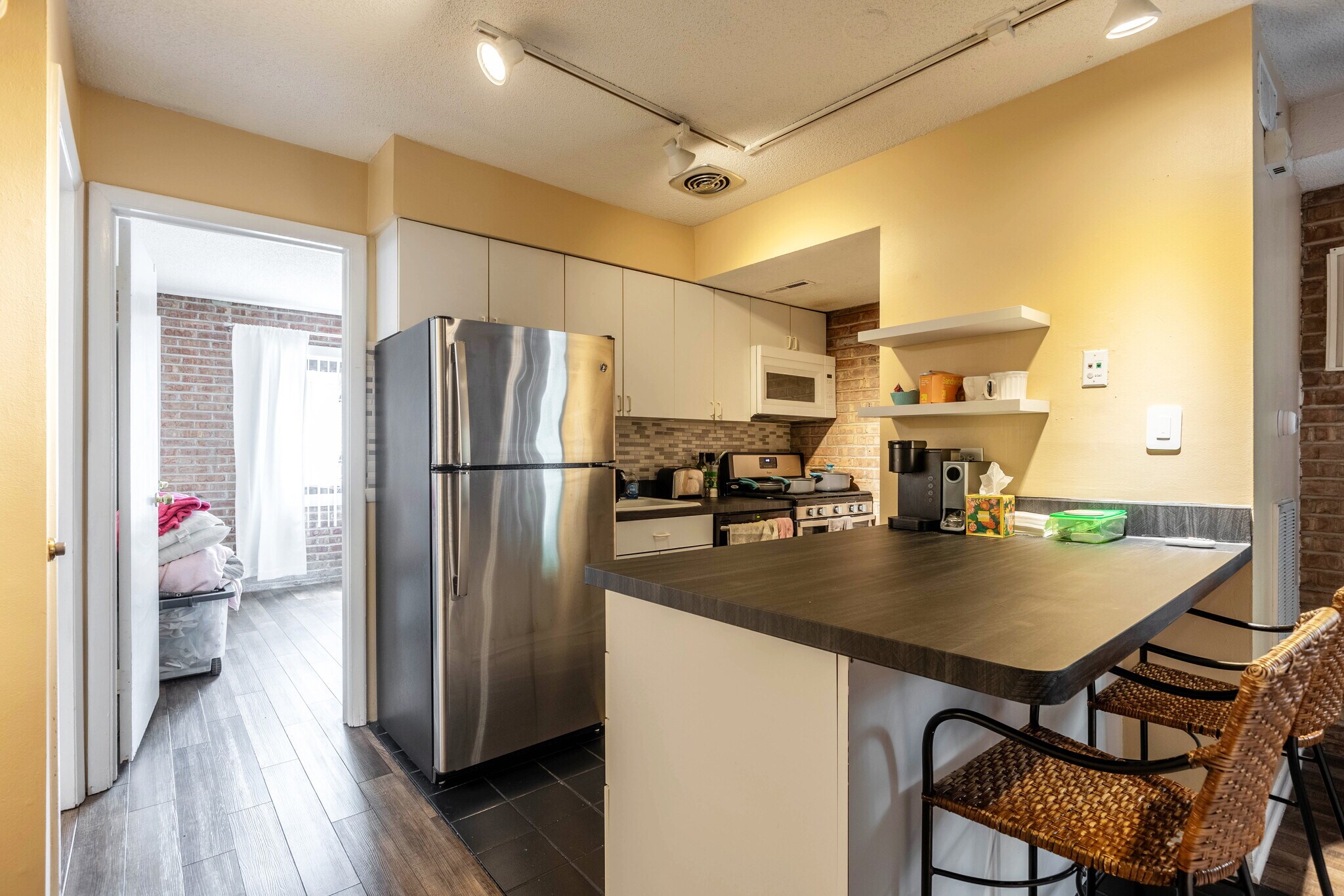 Building Photo - 715 W Diversey Pky