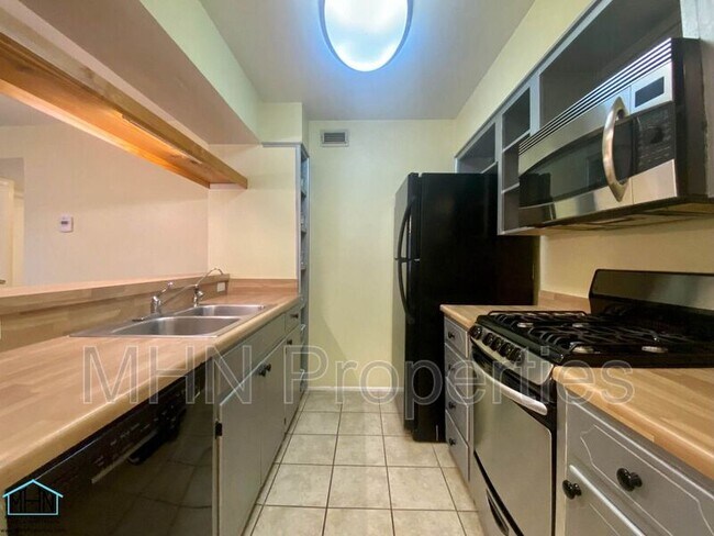 Building Photo - 8038 Broadway St