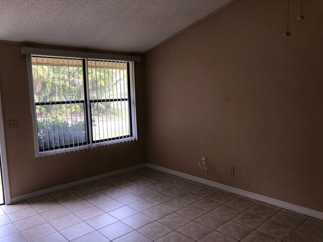 Building Photo - 217 Acorn Dr