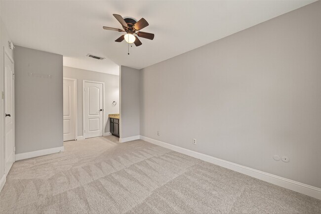 Building Photo - 754 Memorial Mews St