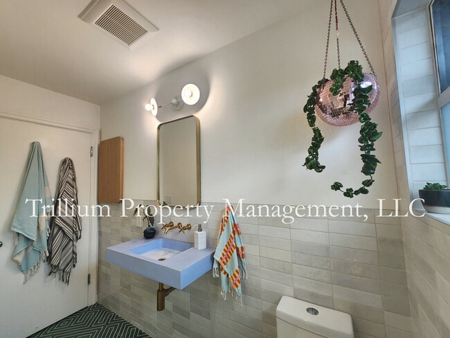 Building Photo - 5935 N Concord Ave