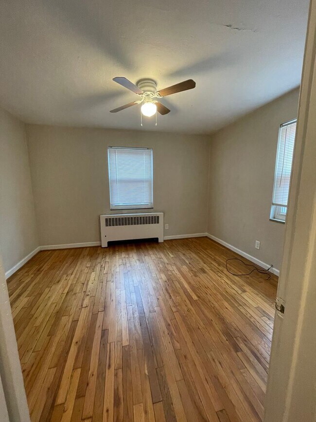 Building Photo - Spacious 1 Bedroom Apartment with Garage Space in the heart of Bellevue!