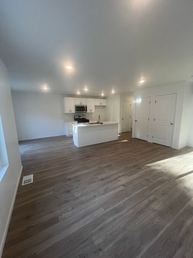 Building Photo - Beautiful spacious 3 bedroom, 2.5 bathroom house located in Cedar City!