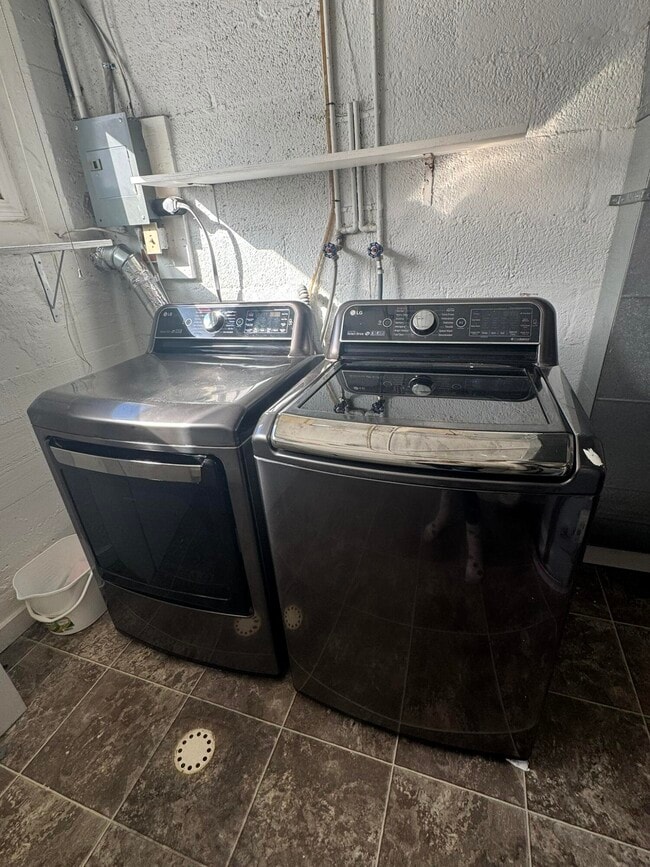 Building Photo - 3079 Pittsview Dr