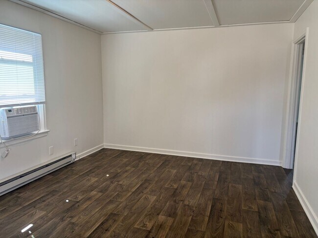 Building Photo - 2 Bed, 1 Bath home located in Greensboro!