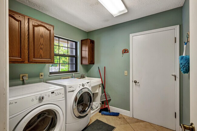 Building Photo - 137 Queens Rd