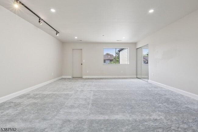 Building Photo - 5 Millay Ct