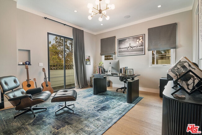 Building Photo - 418 N Poinsettia Pl