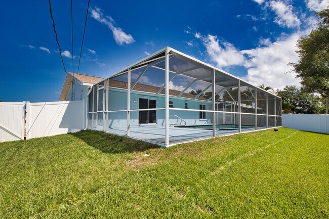 Building Photo - Annual Unfurnished 2 Bedrooms 2 Bathrooms Pool Home Located in South Venice!