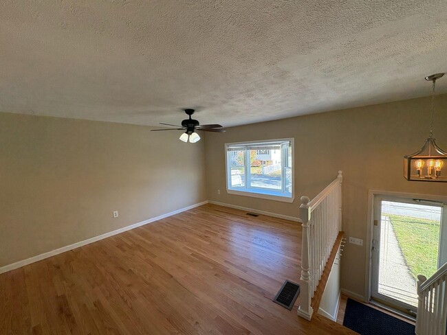 Building Photo - 15 Kingston Dr