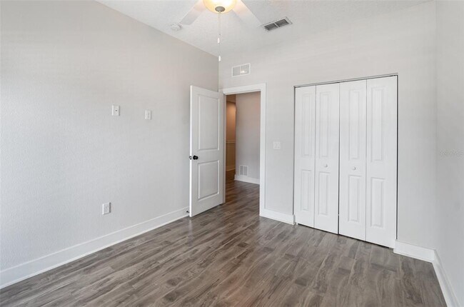 Building Photo - 2233 E Kaley Ave