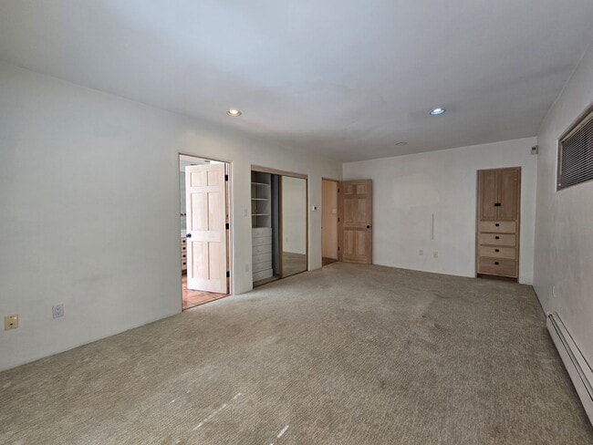 Building Photo - 570 1/2 Garcia St