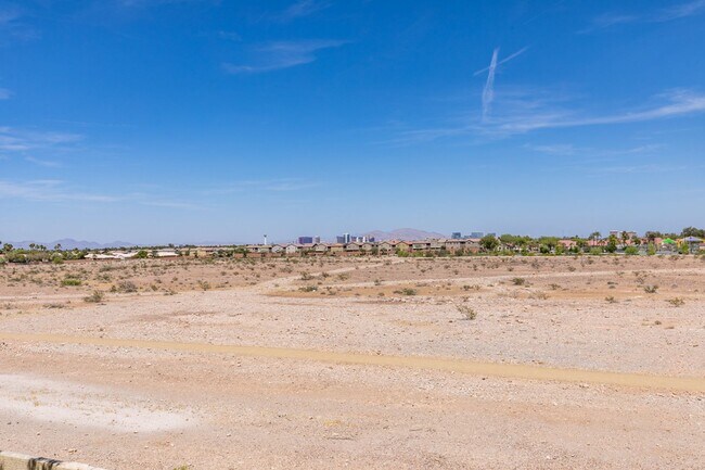 Building Photo - 8070 W Russell Rd