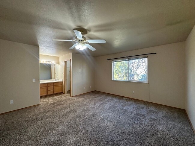 Building Photo - Ranch Style Home in NE Bend!  Fenced in backyard!