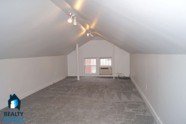 Building Photo - Super Cool bungalow in the Country Club ne...