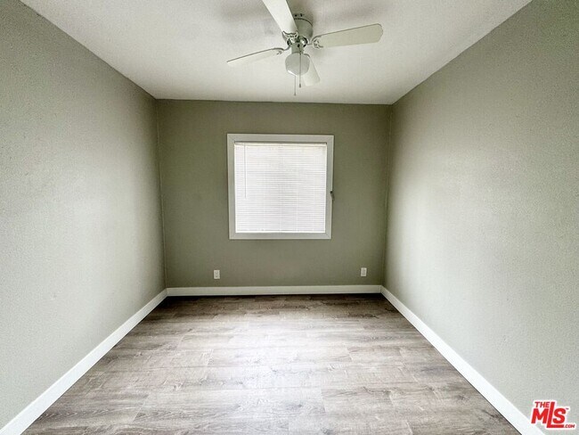 Building Photo - 1048 W 62nd St