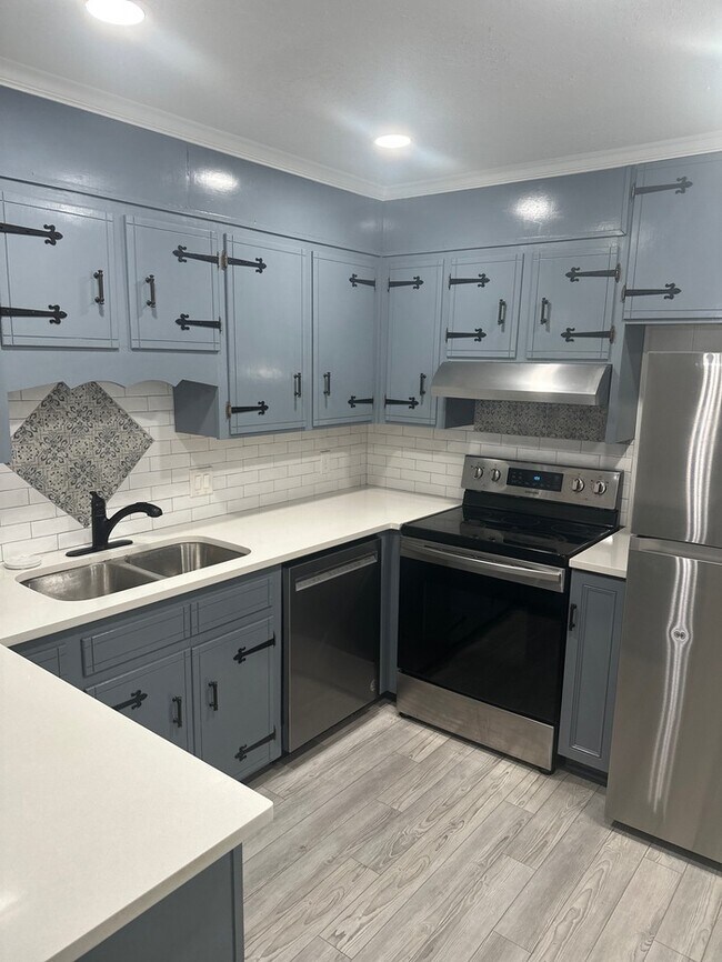 Building Photo - Beautifully Remodeled 4Bed/2.5Bath Townhome