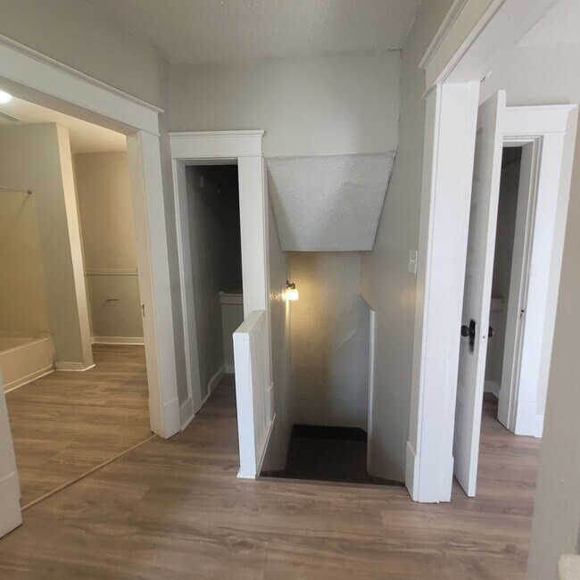 Building Photo - 1527 SW Mulvane St