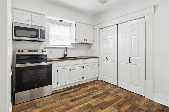 Building Photo - 2701 Truxillo St