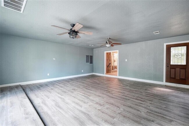 Building Photo - 2105 Vivian Dr