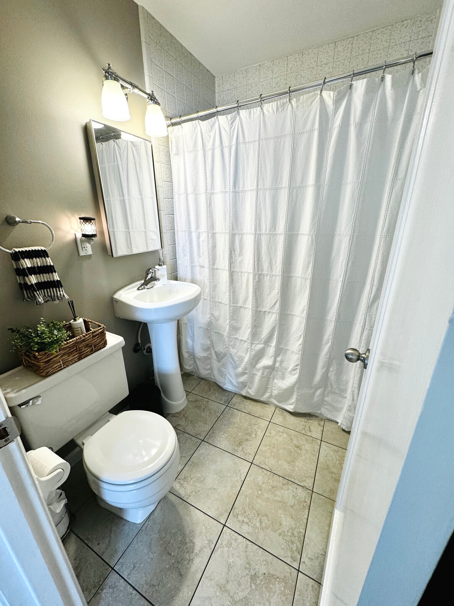 Building Photo - 217 Eastwood Dr