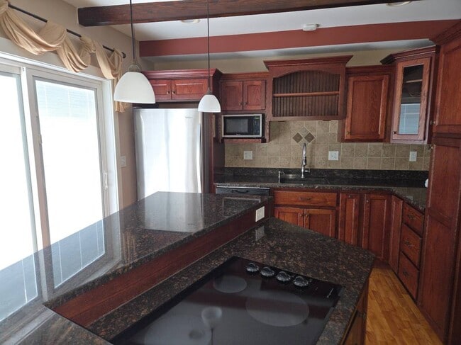 Building Photo - 2-22 Pearl St