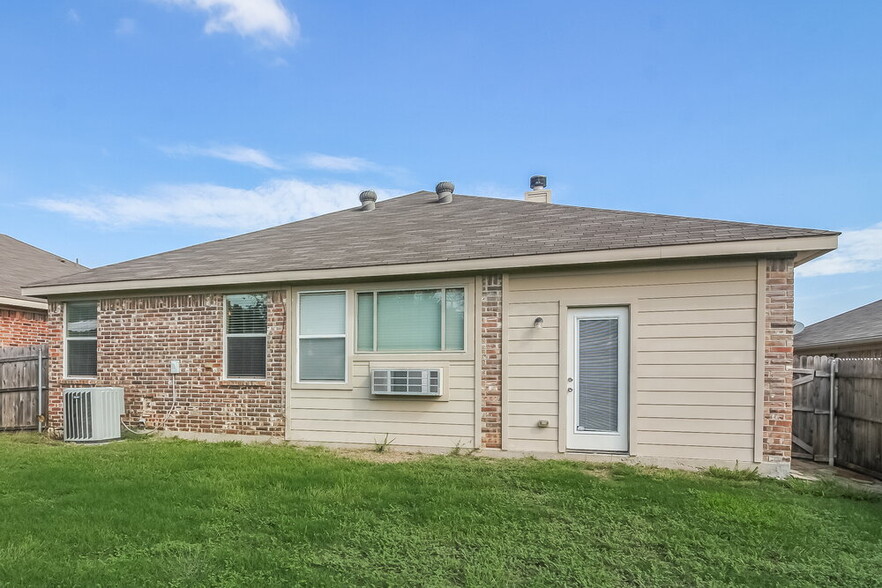 Building Photo - 10005 Blue Bell Dr