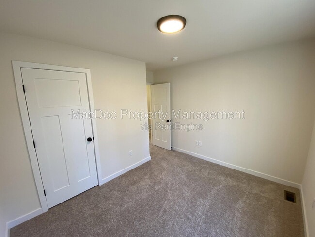 Building Photo - 170 Forest Grove Rd