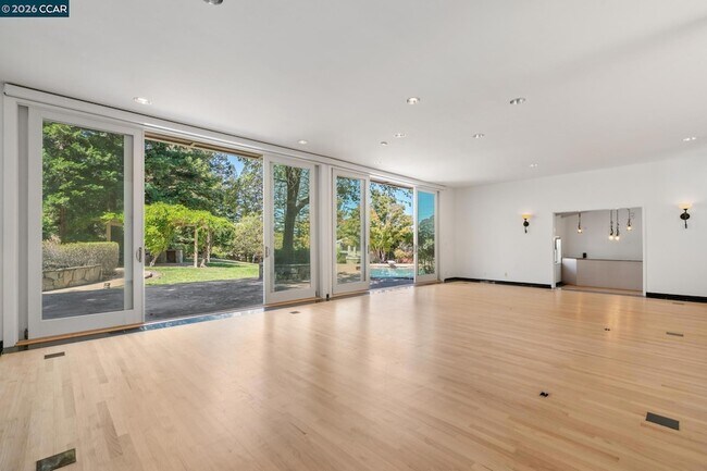 Building Photo - 660 La Casa Via