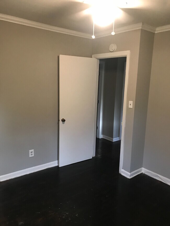 Building Photo - LARGE 3 bedroom + flex room,  2 bath home!!!