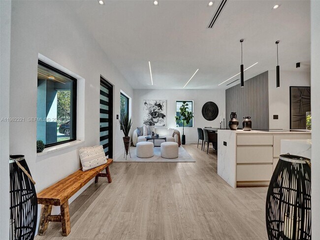 Building Photo - 2066 NE 174th St