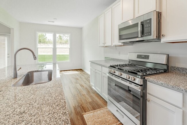 Building Photo - 421 Midland Pnes Dr