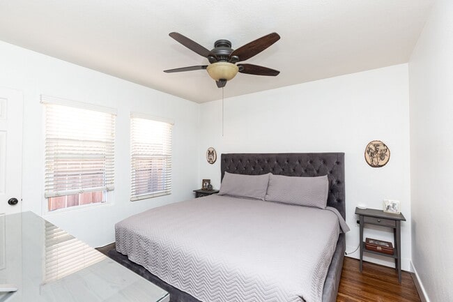 Building Photo - Charming, upgraded, and great outdoor spac...