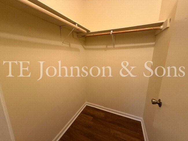 Building Photo - 1506 Oakshire-Water Included