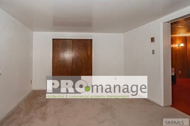 Building Photo - Three bed, one and a half bath townhouse in Idaho Falls