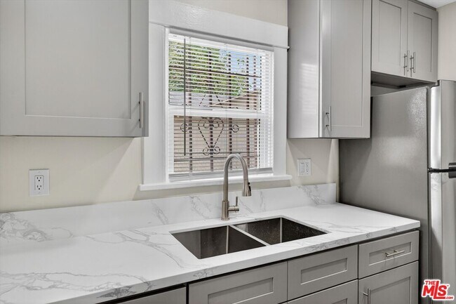 Building Photo - 5008 S Wilton Pl