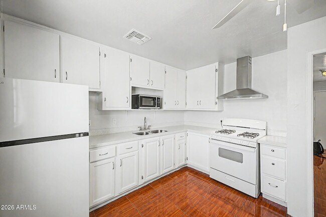 Building Photo - 1823 E Sunland Ave