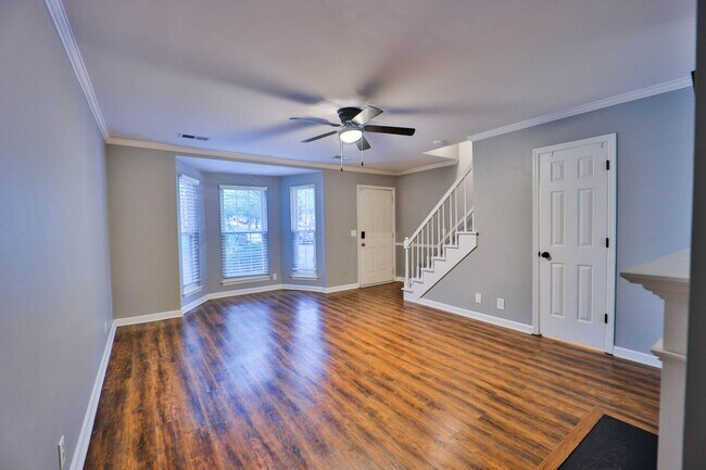 Building Photo - Great Townhome Convenient Location