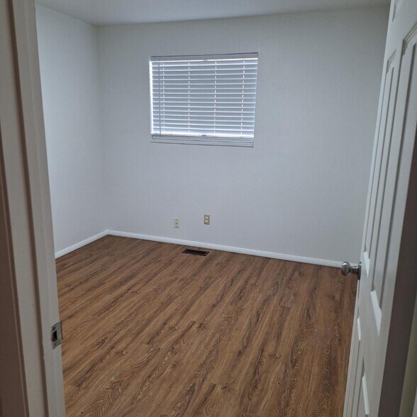 Building Photo - 1073 N 185 W