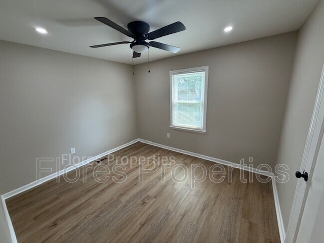 Building Photo - 1018 Urana Ave